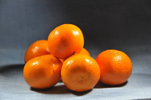Frutta Fresca Arancione Verde Fondo Legno — Foto Stock