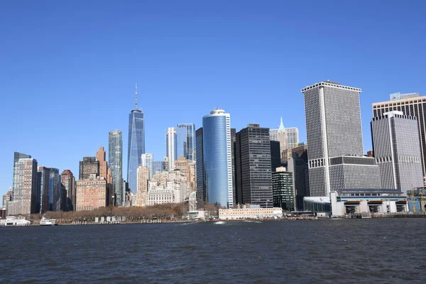 高層ビルや川の見えるマンハッタンのスカイライン — ストック写真