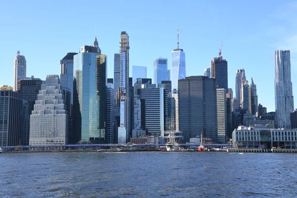 高層ビルや川をテーマにしたニューヨーク市のスカイライン — ストック写真