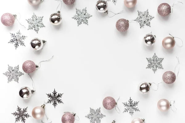 Λευκά Και Ασημένια Χριστουγεννιάτικα Στολίδια Και Δώρο Λευκό Φόντο Top — Φωτογραφία Αρχείου