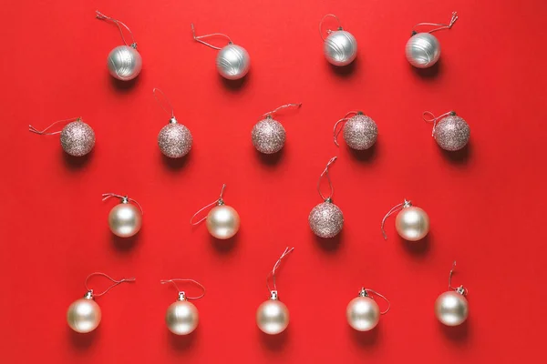 Bolas Navidad Blanco Decoración Sobre Fondo Rojo Acostado Concepto Vacaciones — Foto de Stock