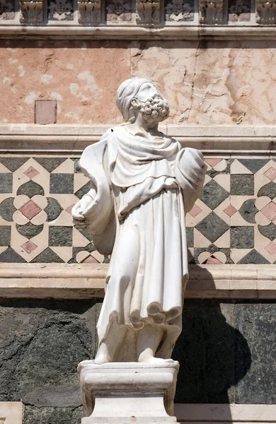 預言者の像は イタリア フィレンツェのサンタ マリア フィオーレ大聖堂 聖マリア大聖堂 の側壁にあるポータル アンドレア ピサーノによるものです — ストック写真