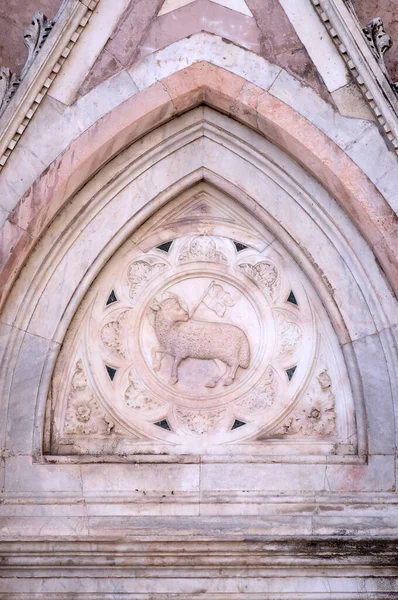 Agnus Dei Met Een Christelijke Vlag Portaal Van Cattedrale Santa — Stockfoto