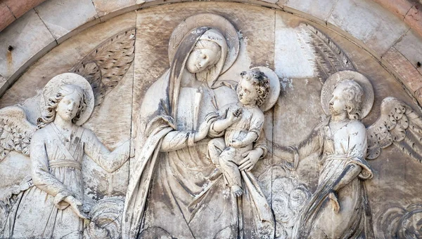 Bas Relief Képviselő Szűz Mária Kis Jézus Között Angyalok Katedrális — Stock Fotó