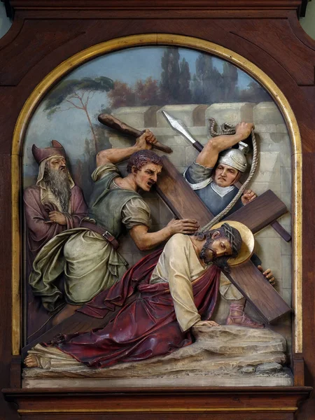 Станция Креста Иисус Падает Второй Раз Илика Святого Сердца Иисуса — стоковое фото