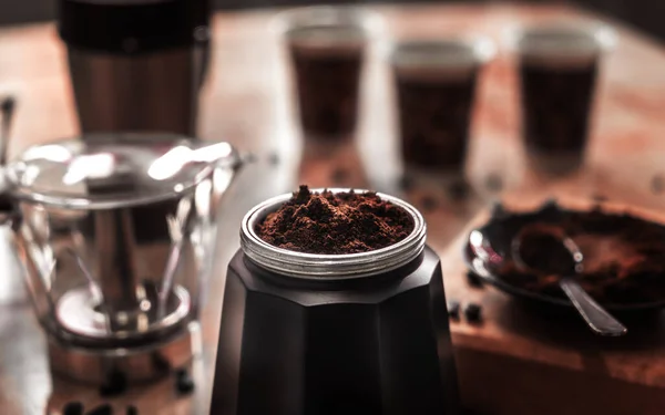 Cafetera Desmontada Sobre Una Mesa Con Café Molido Rodeada Café — Foto de Stock