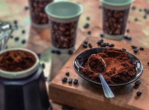 Ein Teller Mit Gemahlenem Kaffee Und Einem Löffel Auf Einem — Stockfoto