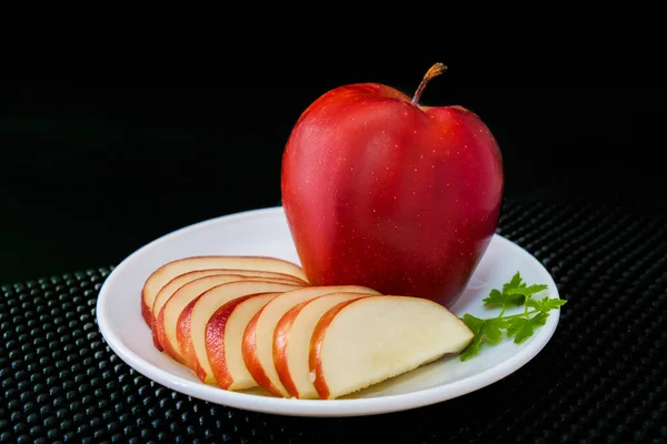 Czerwone Jabłko Plasterkiem Świeżych Jabłek Czarnym Tle — Zdjęcie stockowe