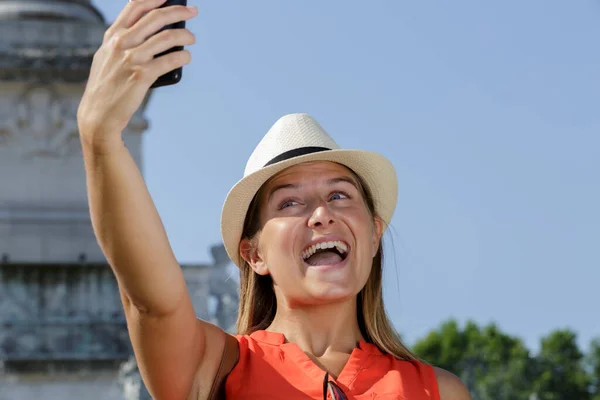 Genç Kadın Turist Çekme Selfie — Stok fotoğraf