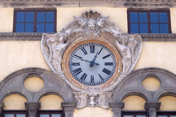 Uhr Der Fassade Des Antiken Palastes Über Dem Platz Von — Stockfoto