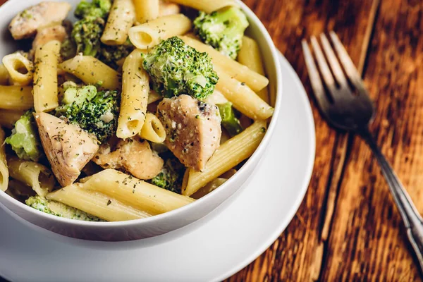 Krämig Fullkornspasta Med Kyckling Och Broccoli — Stockfoto
