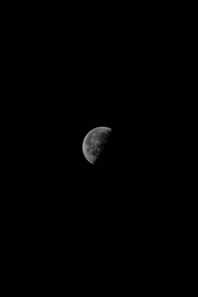 Eine Nahaufnahme Eines Dunkelgrauen Mondes Vor Vollem Schwarzen Hintergrund — Stockfoto