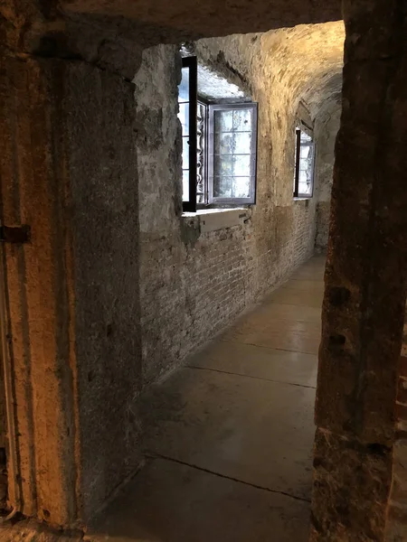 Piombi ドゥカーレ宮殿 パアッツォDualeの元刑務所は ヴェネツィアのゴシック様式で建てられた宮殿であり イタリア北部のヴェネツィア市の主要なランドマークの1つです 1340年に建てられ 1923年に博物館になりました 刑務所の名前は 宮殿の屋根の下の位置を指し 鉛のスラブで覆われていました — ストック写真