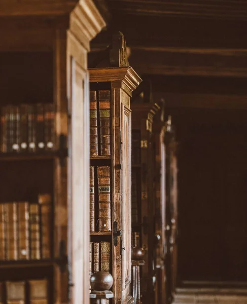 Velha Porta Madeira Com Livro — Fotografia de Stock