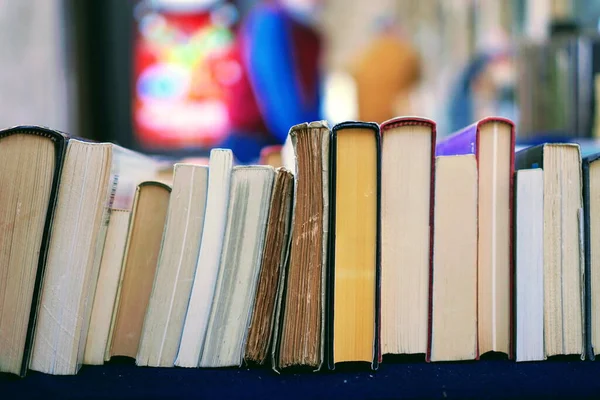 Bücherstapel Auf Holztisch — Stockfoto