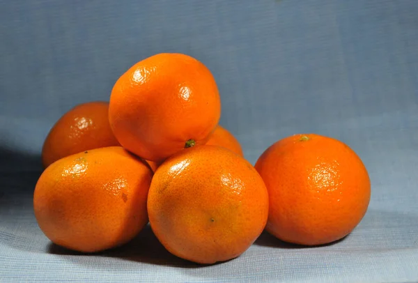 Frutas Frescas Color Naranja Verde Sobre Fondo Madera —  Fotos de Stock