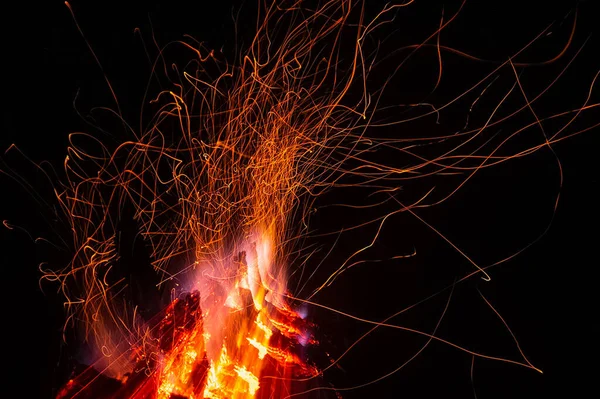 Chispas Incendio Contra Una Noche Oscura Hoguera —  Fotos de Stock