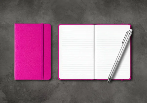 粉红关闭和开放的内衬笔记本与笔 在黑暗的混凝土背景上隔离的模型 — 图库照片