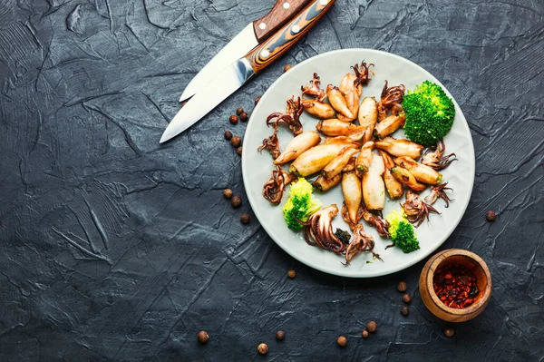 Calamar Frito Relleno Brócoli Champiñones Mariscos Apetitosos Sobre Fondo Madera — Foto de Stock