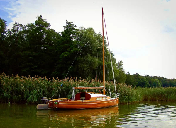 Das Segelboot Bei Der Regatta Auf Dem See — Stockfoto