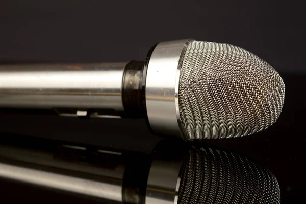 Мікрофон Чорному Фоні — стокове фото