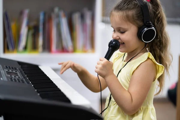 Kind Mädchen Spielt Musik Tastatur Klavierinstrument — Stockfoto