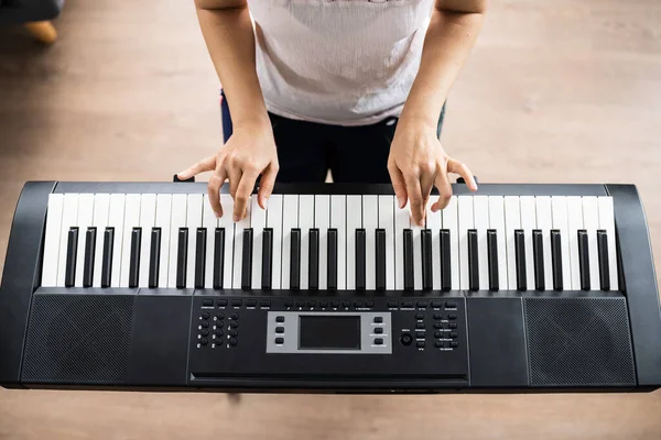 Woman Playing Music Keyboard Piano Instrument Home — Stock Photo, Image