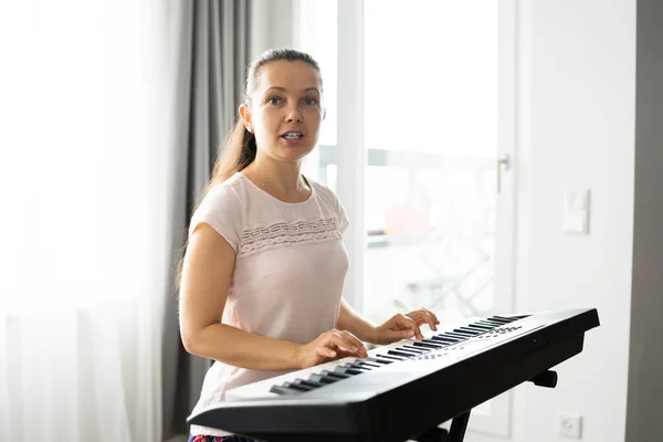 Woman Playing Music Keyboard Piano Instrument Home — Stock Photo, Image