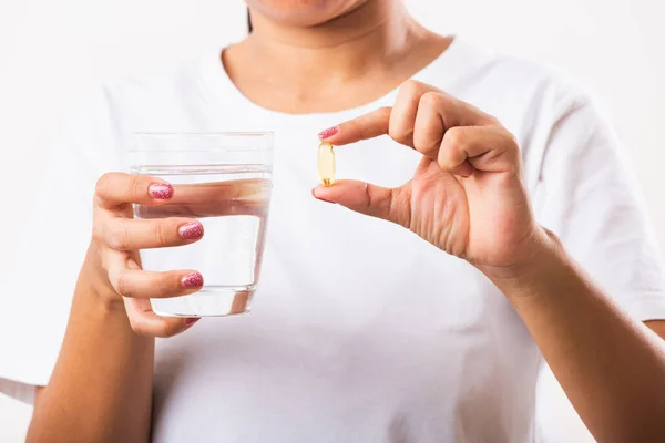 Close Jonge Aziatische Vrouw Houden Visolie Vitamine Drugs Hand Klaar — Stockfoto