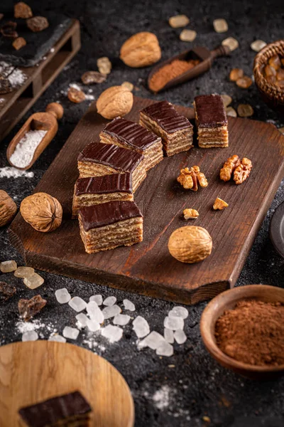 Schokoladentafeln Mit Nüssen Und Kakao Auf Einem Holzbrett — Stockfoto