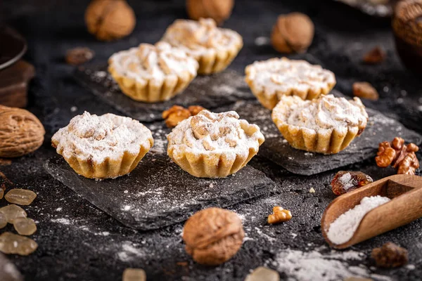 Hausgemachte Schokoladenmuffins Mit Nüssen Und Zimt Auf Dunklem Hintergrund — Stockfoto