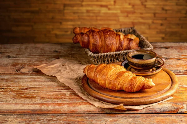Färska Croissanter Till Frukost Serveras Med Kopp Kaffe Rustik Trä — Stockfoto