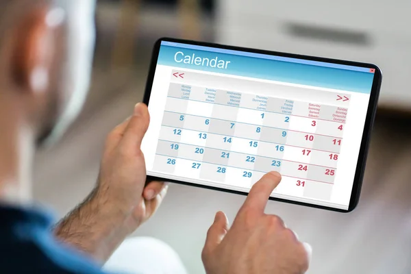 Joven Hombre Negocios Usando Calendario Computadora Tableta —  Fotos de Stock