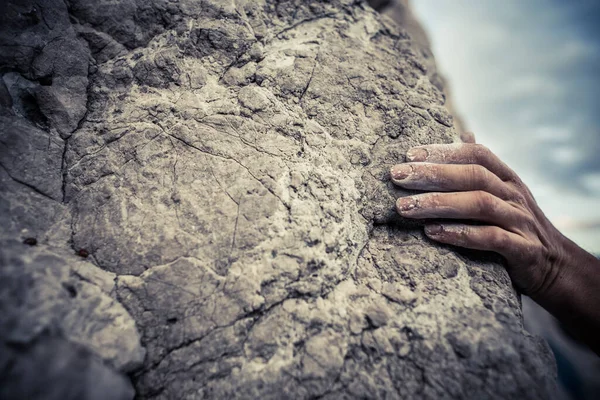 Nahaufnahme Der Hand Eines Mannes Der Einen Stein Hält — Stockfoto