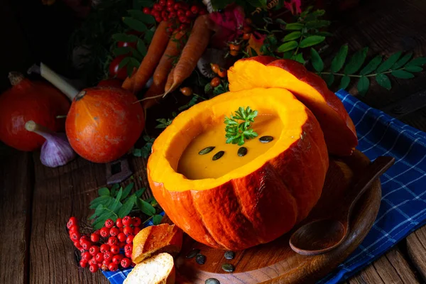 Тыквенный Суп Свежими Овощами Специями Деревянном Фоне — стоковое фото