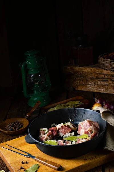 Biefstuk Met Groenten Specerijen Een Houten Tafel — Stockfoto