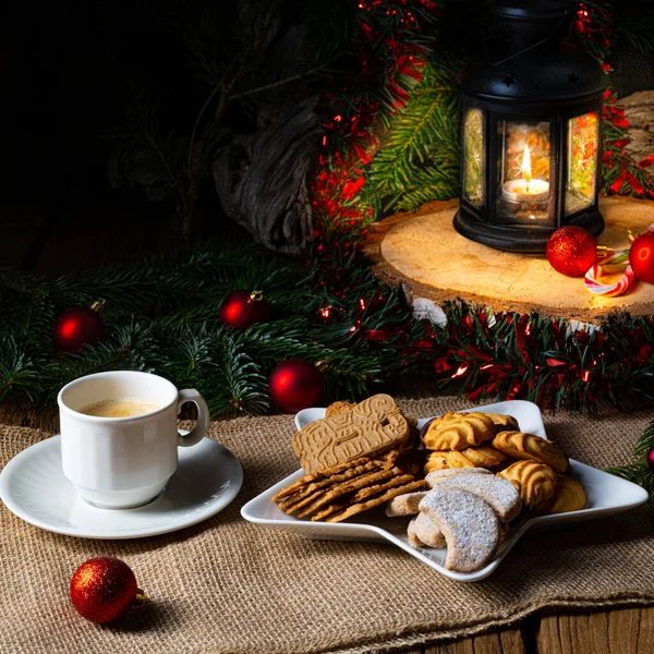 Különböző Típusú Keksz Rusztikus Karácsonyi Dekorációval — Stock Fotó