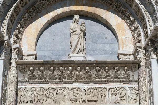 聖母マリアと赤ちゃんイエスはピサの大聖堂教会洗礼堂の入り口の扉 イタリア — ストック写真