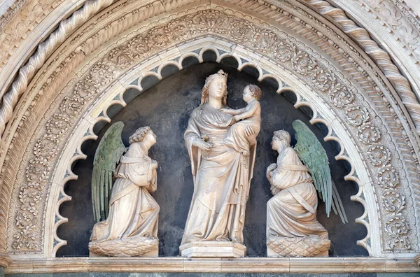 Virgin Child Two Angels Portal Side Wall Cattedrale Santa Maria — Φωτογραφία Αρχείου