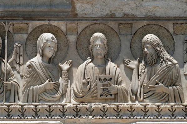 Virgin Mary Jesus John Baptist Baptistery Decoration Architrave Arches Cathedral — Stock Photo, Image