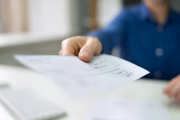 Entregando Cheques Nómina Empleados Chequera Seguridad Salario — Foto de Stock