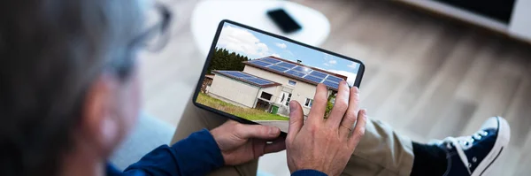 Online Real Estate Home Search Tablet Computador — Fotografia de Stock