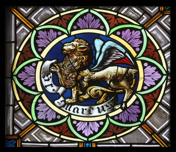 德国奥伯斯陶芬的圣彼得和保罗教区教堂的彩色玻璃窗上的圣马克福音派的标志 — 图库照片