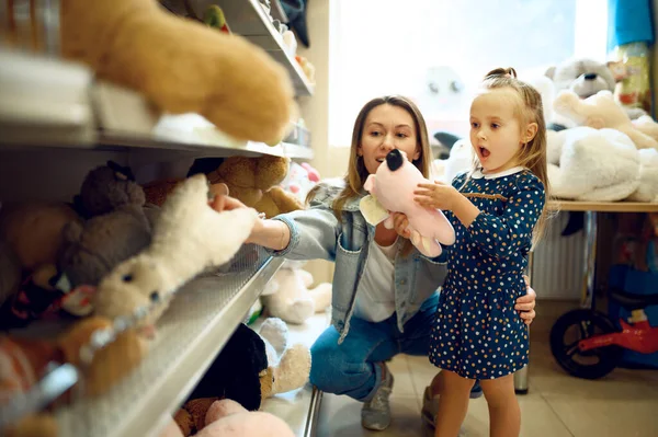 Μαμά Και Όμορφο Κοριτσάκι Διαλέγουν Μαλακά Παιχνίδια Στο Μαγαζί Μητέρα — Φωτογραφία Αρχείου