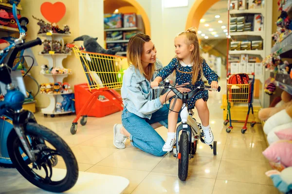 Anya Csinos Kislány Biciklit Vesznek Gyerekboltban Anya Imádnivaló Lánya Közel — Stock Fotó