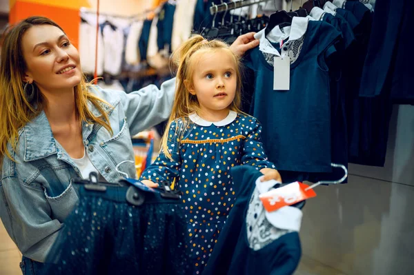 Madre Bebé Eligiendo Vestido Tienda Niños Mamá Chica Adorable Cerca — Foto de Stock