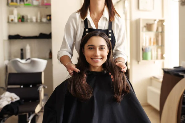 Parrucchiere Cliente Femminile Allo Specchio Nel Salone Parrucchiere Stilista Cliente — Foto Stock