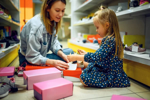 Madre Bebé Abren Caja Con Zapatos Tienda Infantil Mamá Chica — Foto de Stock