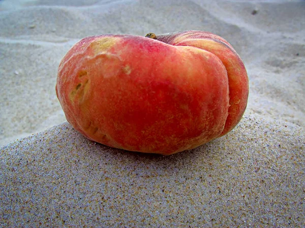 Κόκκινο Ώριμο Ζουμερό Καρπούζι Στην Παραλία — Φωτογραφία Αρχείου