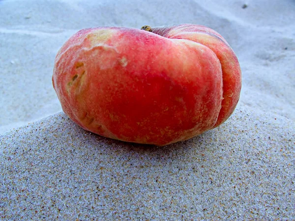 Κόκκινο Ώριμο Ζουμερό Ρόδι Στην Παραλία — Φωτογραφία Αρχείου